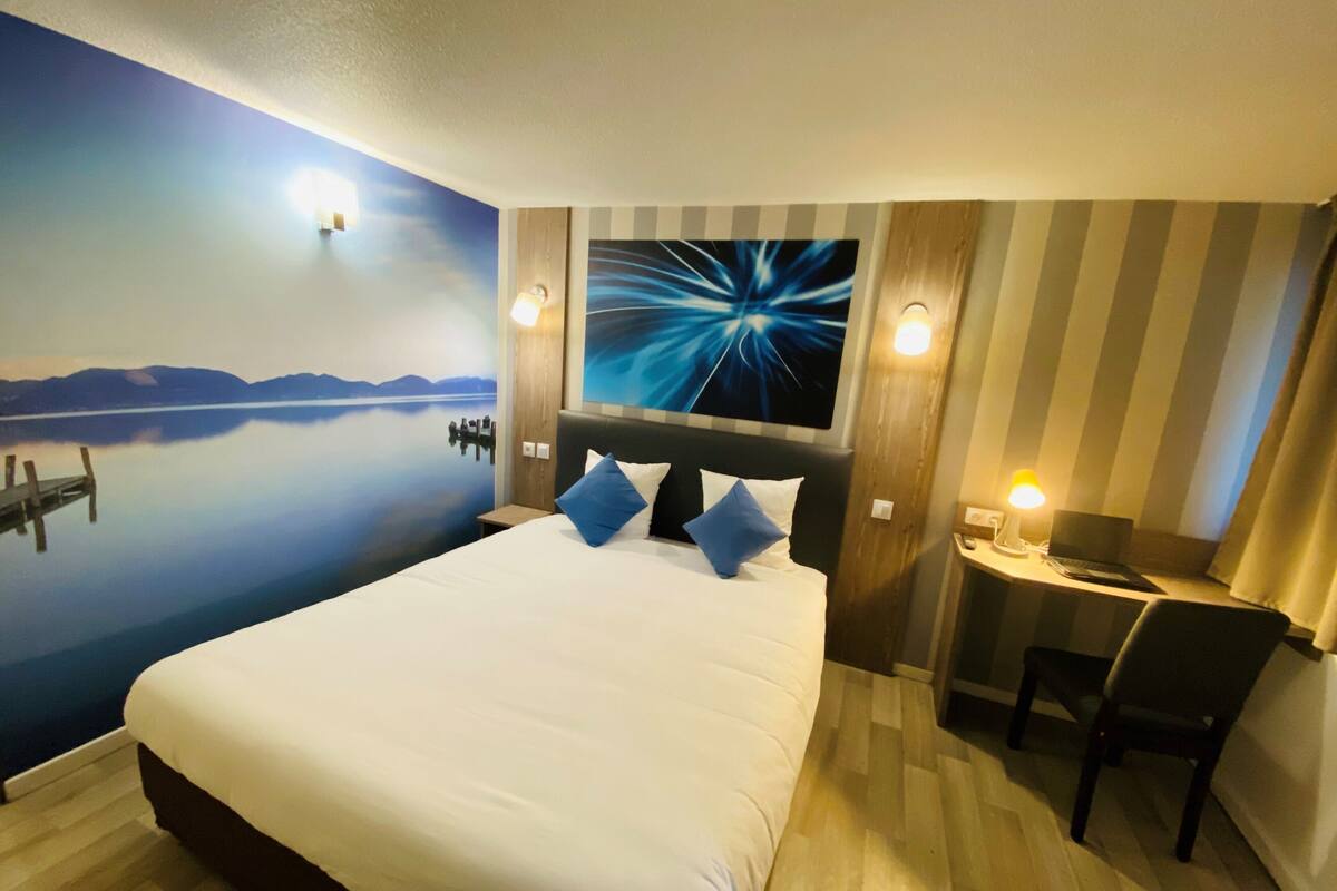 办公桌、熨斗/熨板、免费 WiFi、闹钟