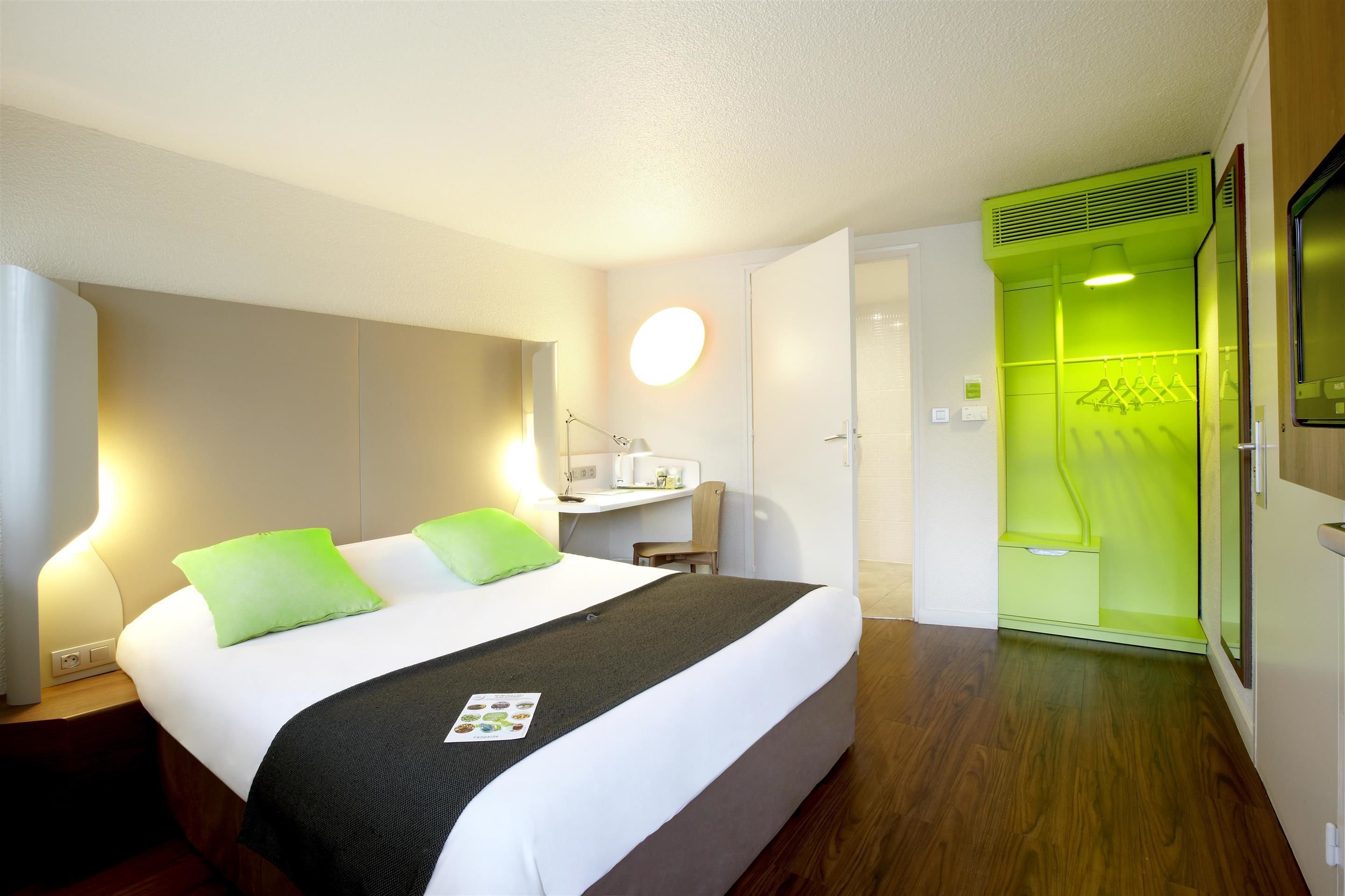 Habitación estándar, 1 cama doble | Ropa de cama de alta calidad, escritorio, cortinas opacas