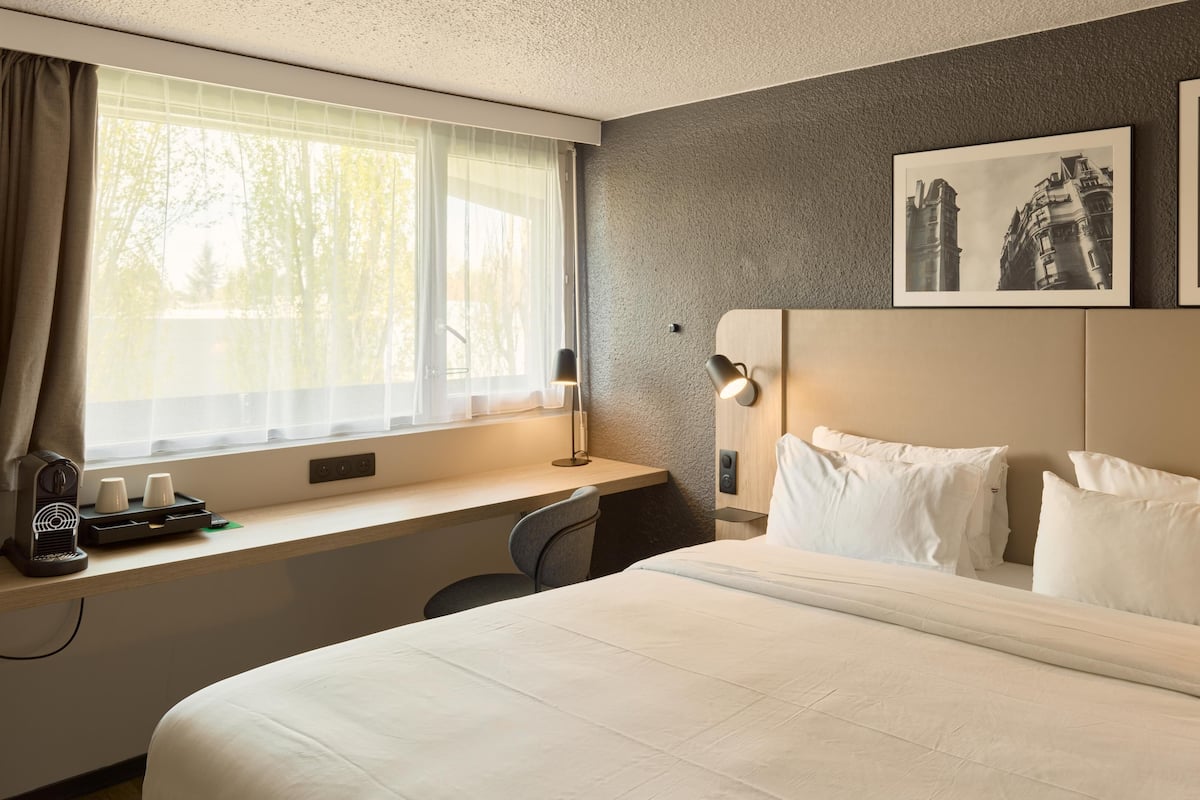 Superior Room, 1 King Bed | Premium bedding, desk, blackout curtains, iron/ironing board