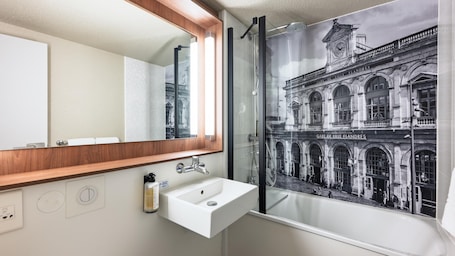 Eco-friendly toiletries, hair dryer, towels, soap. Campanile NATURE - Lille Wasquehal