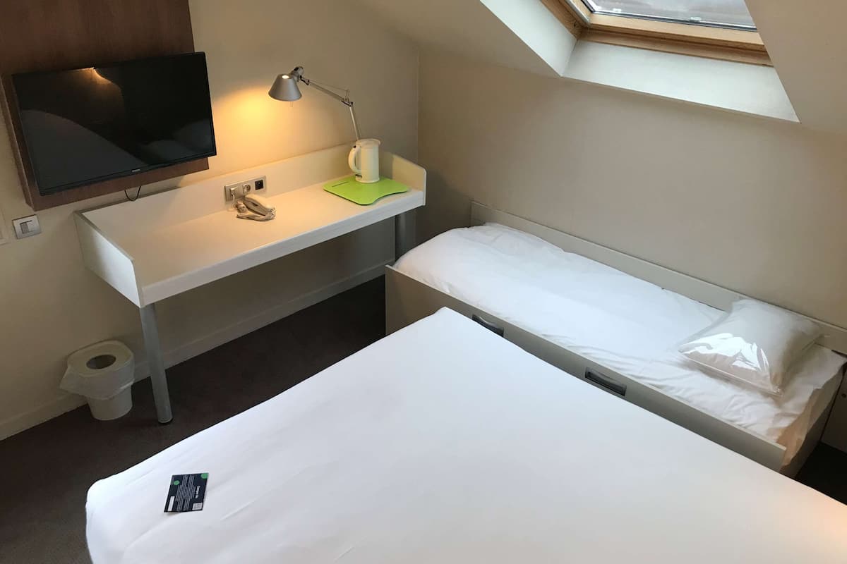 Biancheria da letto di alta qualità, una scrivania, tende oscuranti