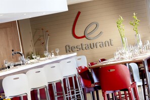 Breakfast, lunch and dinner served - Campanile NATURE - Lille Wasquehal (Wasquehal)