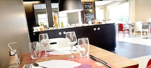 Breakfast, lunch and dinner served  - Campanile NATURE - Lille Wasquehal (Wasquehal)