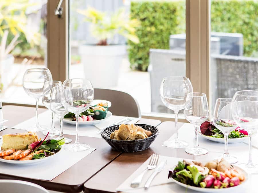 Serveert ontbijt en diner, Franse gerechten