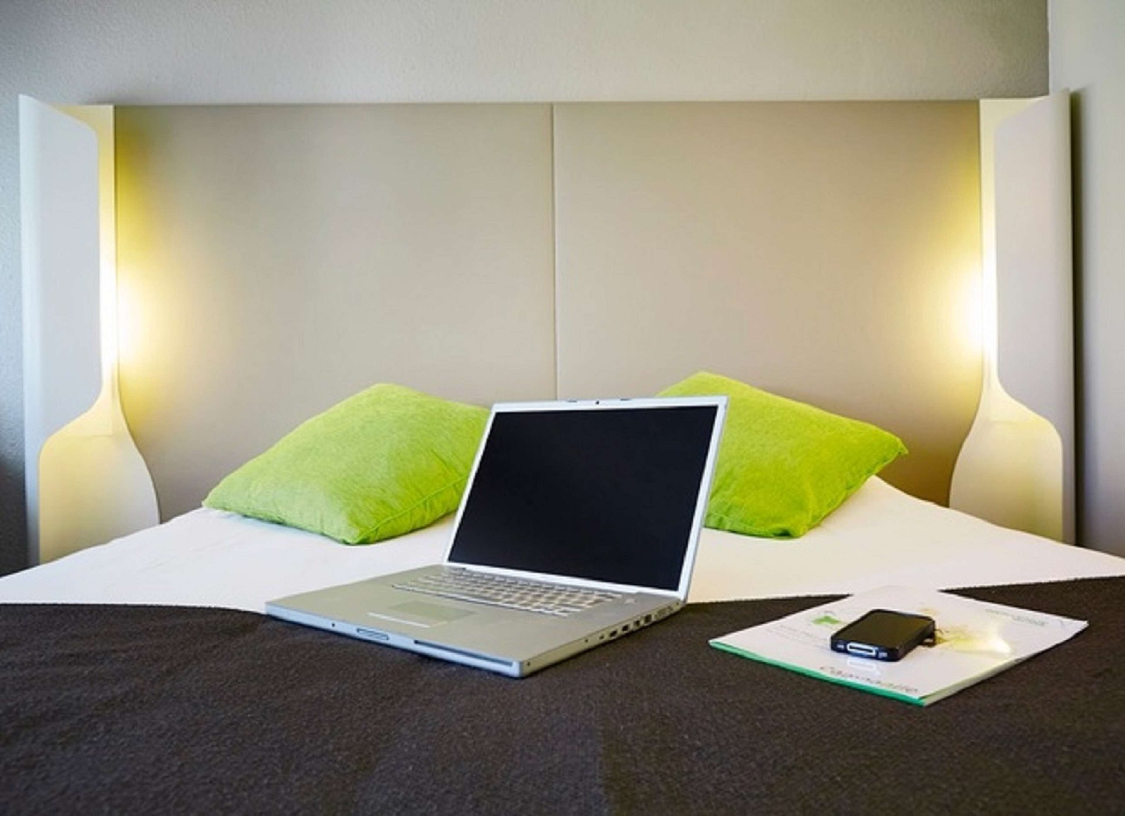 Literie de qualité supérieure, bureau, fer et planche à repasser