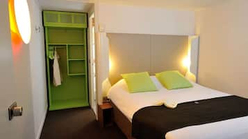 Standard Room, 1 Double Bed | Premium bedding, desk, iron/ironing board, free cribs/infant beds