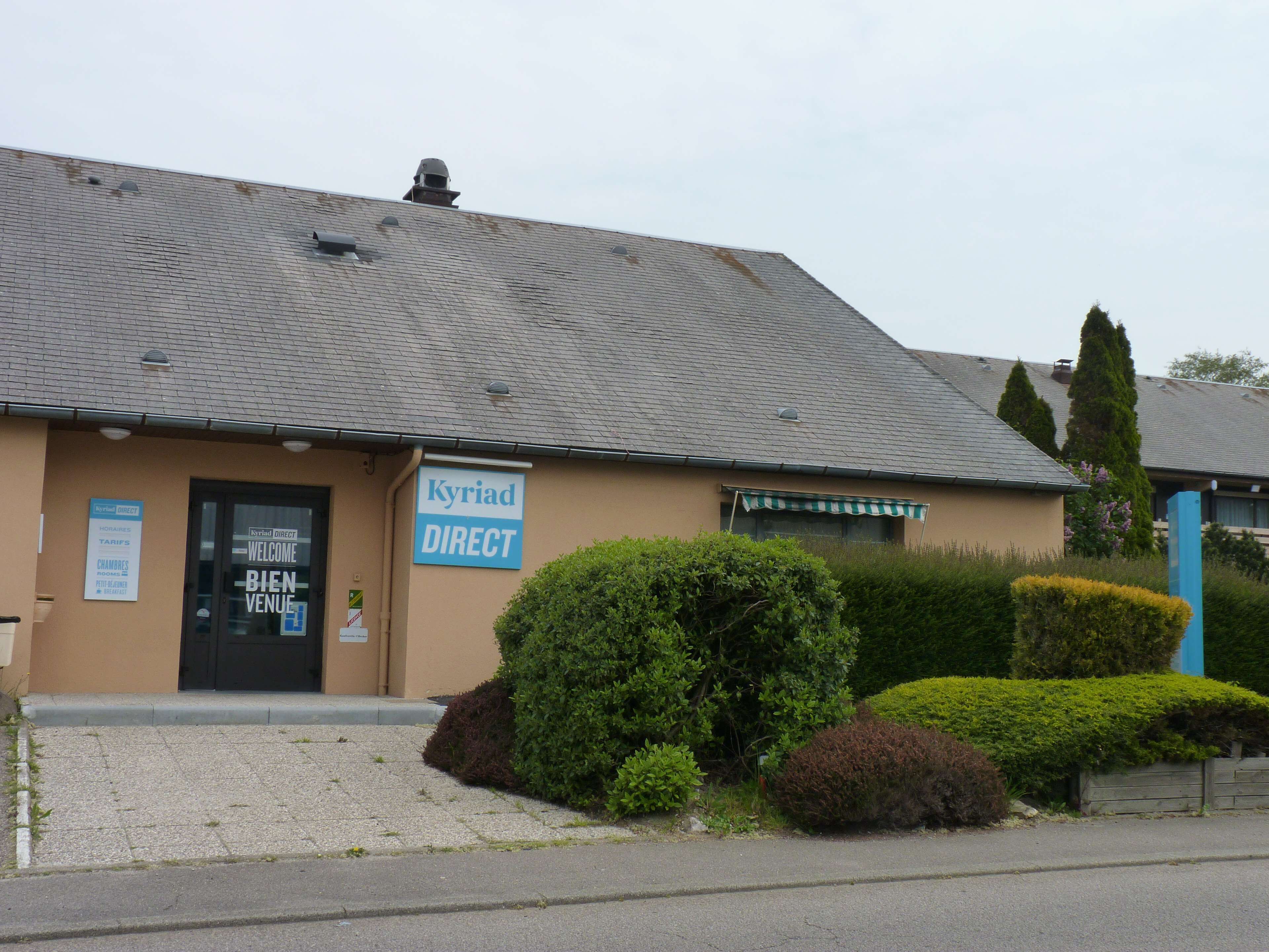 Ein Gebäude mit einem Schild, auf dem 