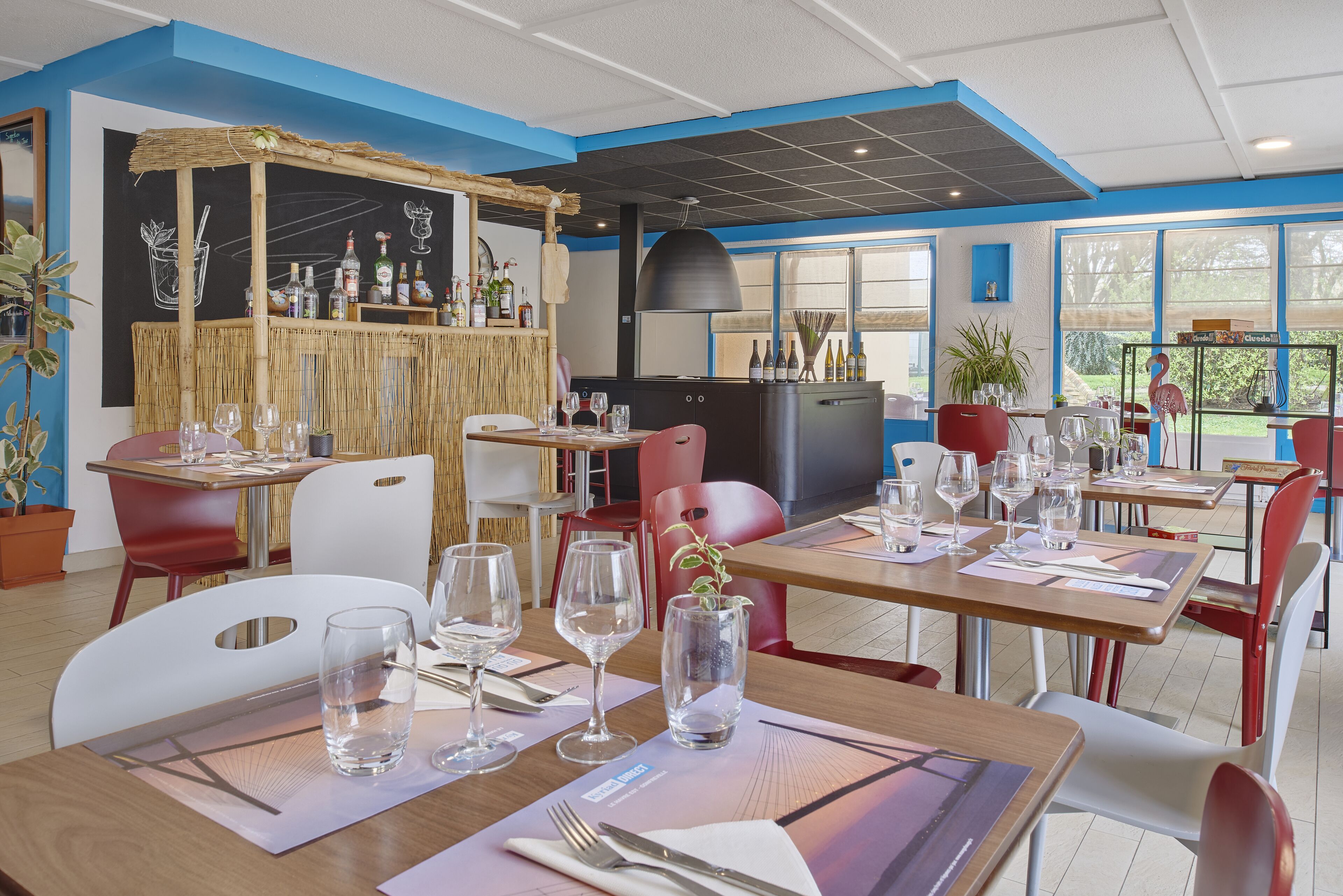 Breakfast, lunch, dinner served; French cuisine 