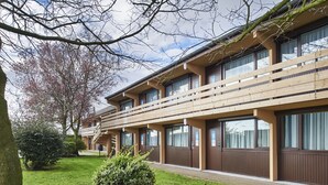 A modern multi-story building with a flat roof and large windows. - Kyriad Direct Le Havre Est - Gonfreville (Gonfreville-l'Orcher)