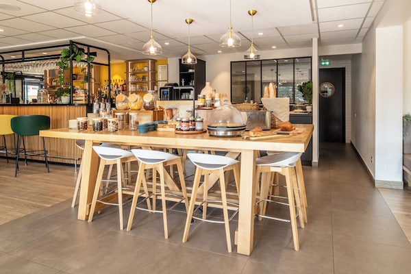 Desayuno buffet (EUR 13.90 por persona)