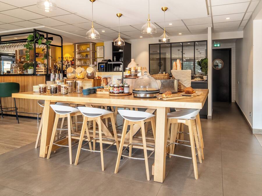 Daily buffet breakfast (EUR 14.90 per person)