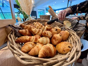 Frokostbuffé hver dag (mot et tillegg)
