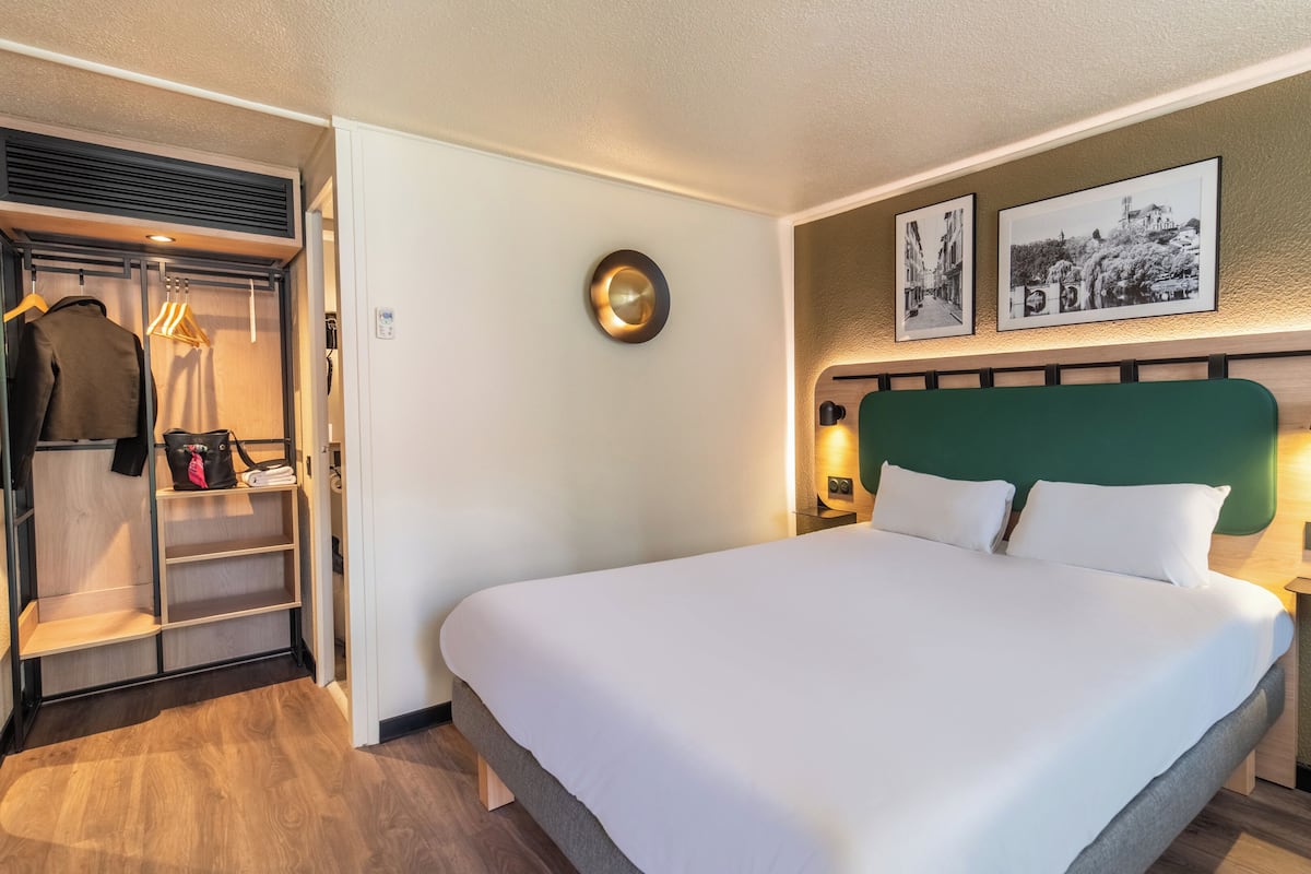 Chambre Double Standard | Literie de qualité supérieure, bureau, rideaux occultants