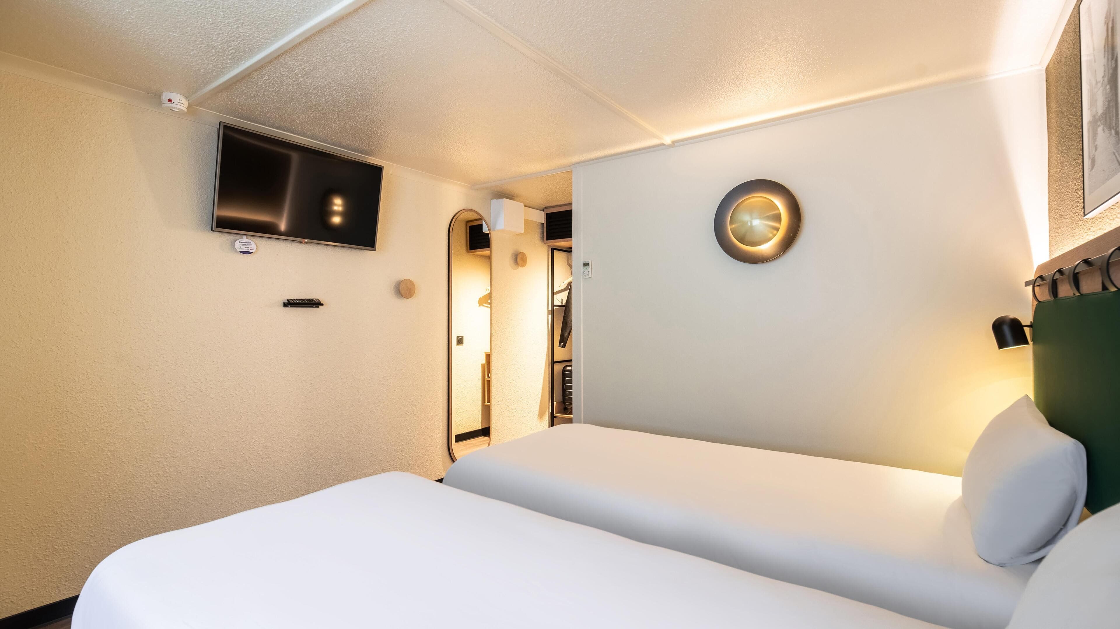 Literie de qualité supérieure, bureau, rideaux occultants