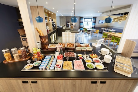 Desayuno buffet diario (EUR 13.90 por persona). Hotel Campanile Le Mans Sud - Arnage