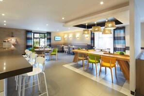 Phục vụ bữa sáng, bữa trưa và bữa tối 