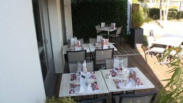 Petit déjeuner, déjeuner et dßner servis sur place