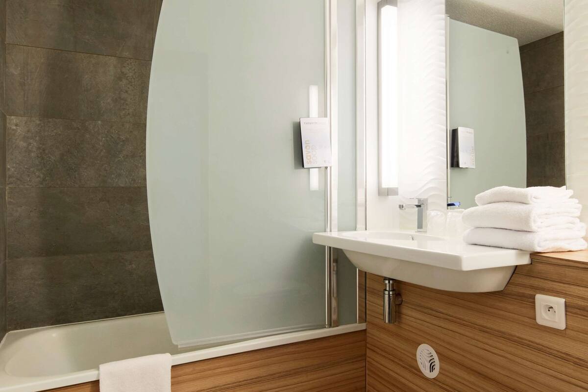 eco-friendly toiletries, hair dryer, towels