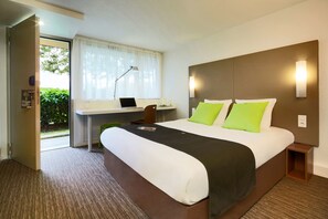 Escritorio, tabla de planchar con plancha, wifi gratis y ropa de cama