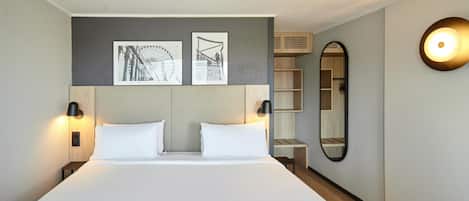 Superior Room, 1 Katil Raja (King) | Peralatan tempat tidur premium, meja, langsir/tirai gelap terus