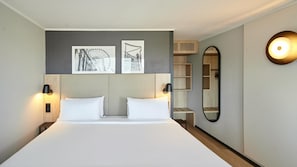 Superior kamer, 1 kingsize bed | Luxe beddengoed, een bureau, verduisterende gordijnen, extra bedden