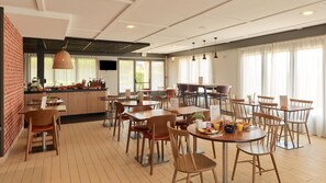 Breakfast, lunch and dinner served - Campanile NATURE - Le Havre Nord Montivilliers (Montivilliers)