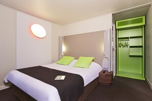 Habitación estándar, 1 cama matrimonial | Ropa de cama de alta calidad, escritorio y cortinas blackout 