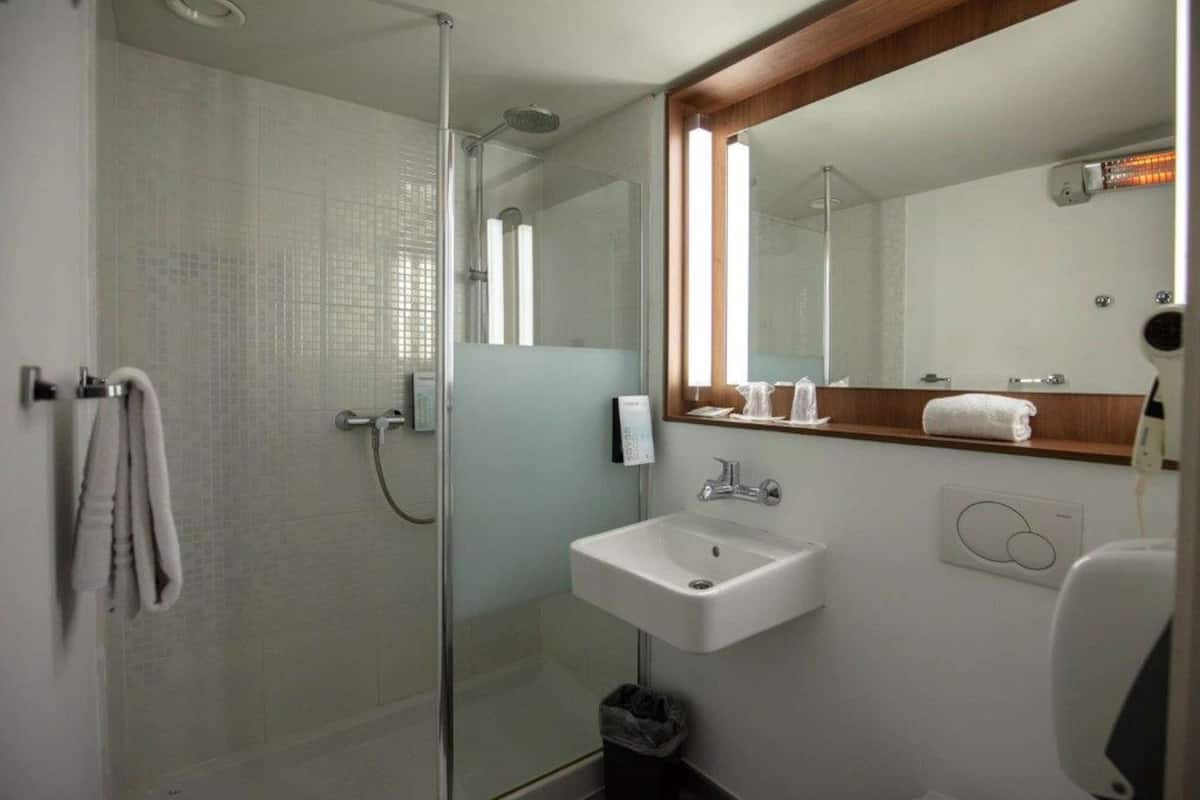 eco-friendly toiletries, towels