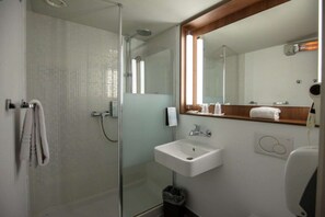 Amenidades de baño ecológicas y toallas 