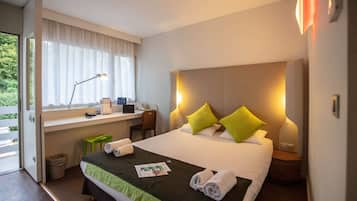 Escritorio, wifi gratis y ropa de cama