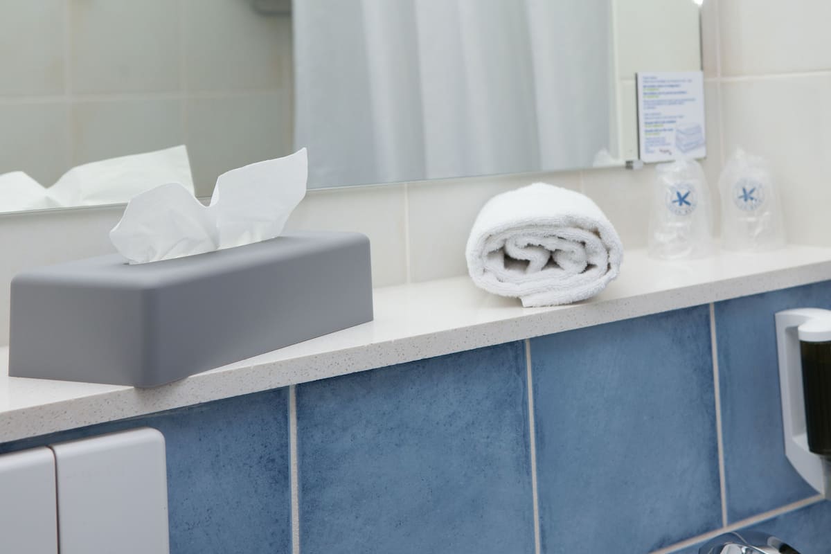 bathtub, deep-soaking bathtub, free toiletries, hair dryer