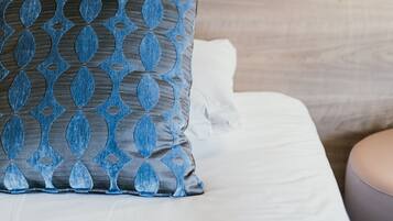 Luxe beddengoed, een bureau, verduisterende gordijnen