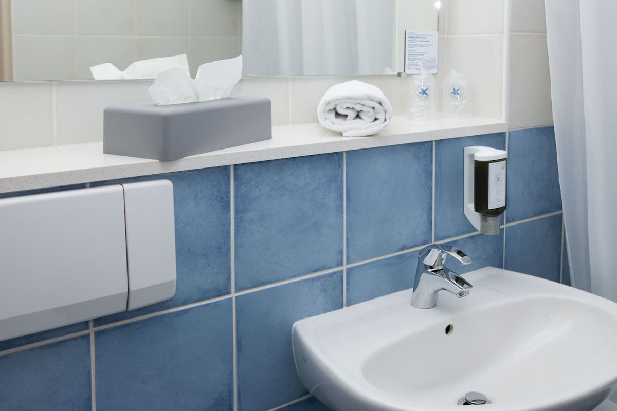 bathtub, deep-soaking bathtub, free toiletries, hair dryer