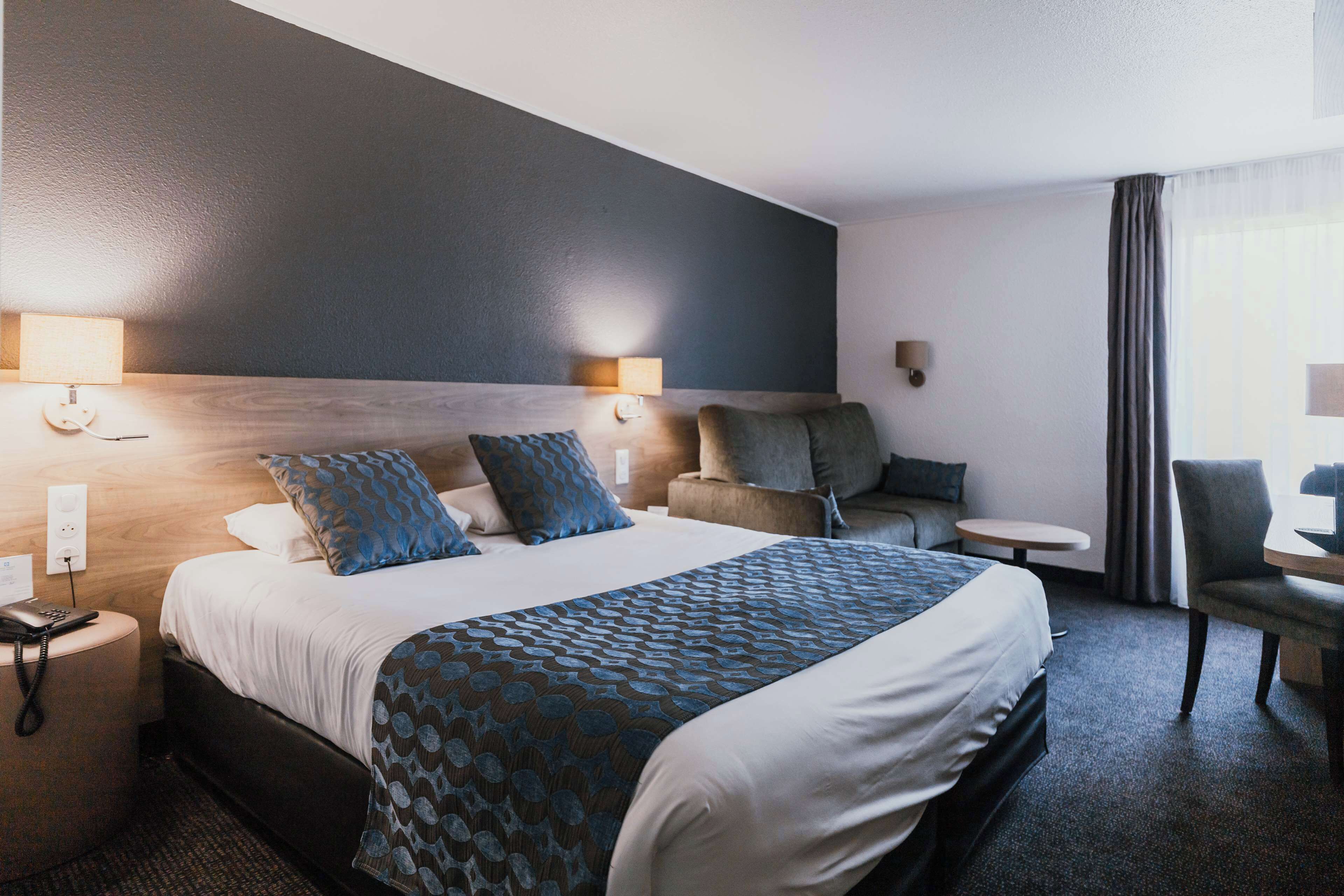 Chambre supérieure, 1 grand lit et 1 canapé-lit, non-fumeur, baignoire (with Sofabed) | Literie de qualité, bureau, rideaux d’obscurcissement