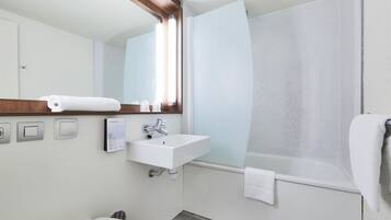 Bañera con ducha, artículos de tocador ecológicos, secador de pelo