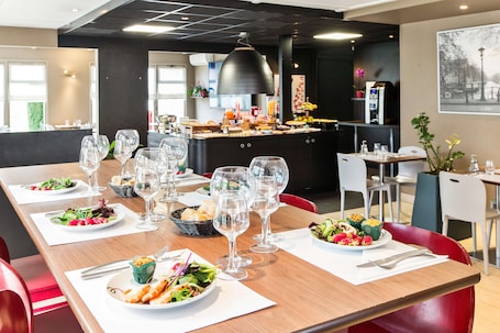 Breakfast and dinner served . Campanile Lille Sud-CHR