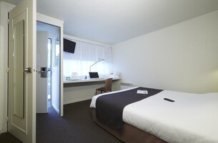 Ropa de cama de alta calidad, escritorio, wifi gratis y ropa de cama