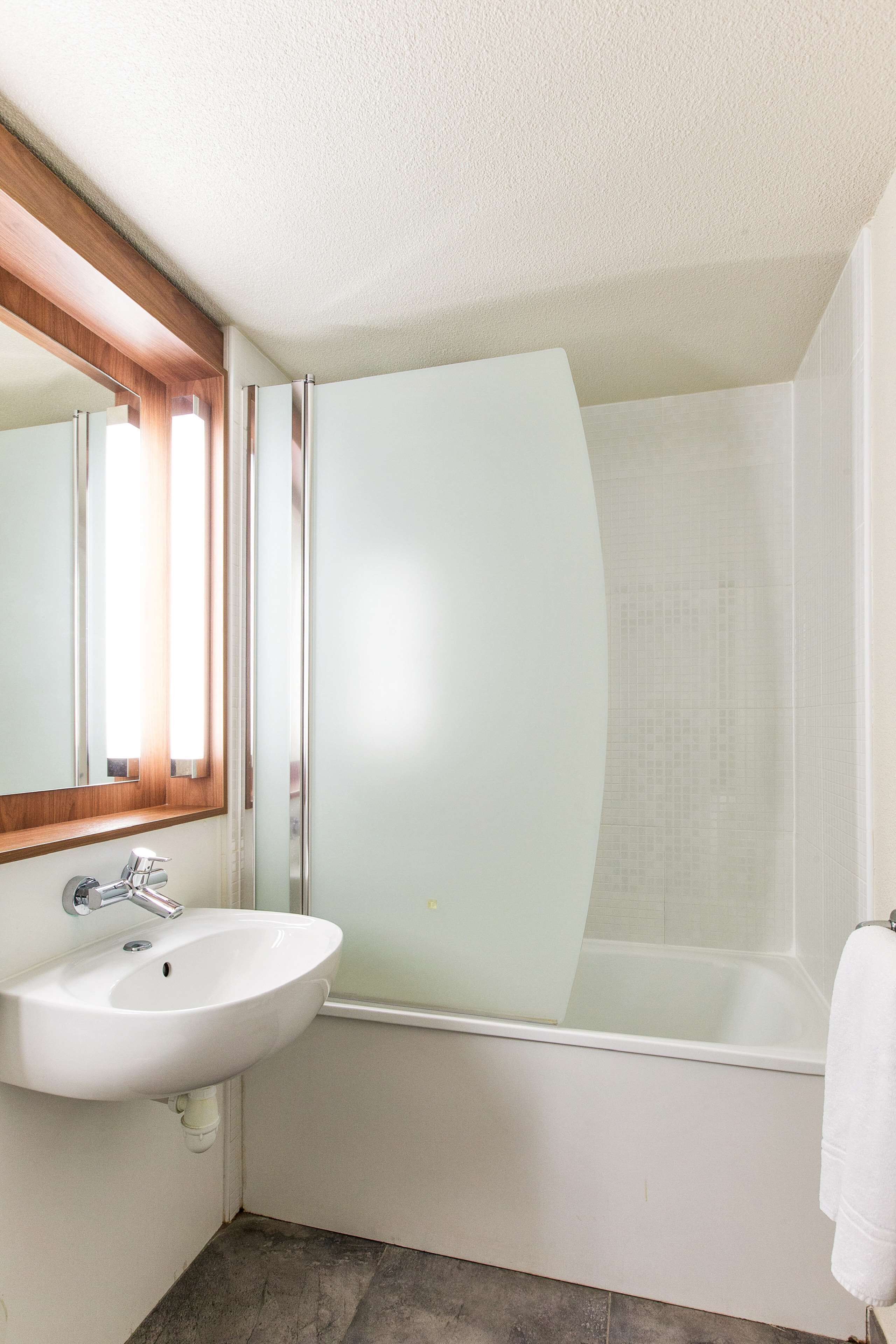 eco-friendly toiletries, hair dryer, towels