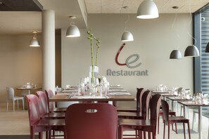 Petit déjeuner et dîner servis sur place, spécialités Cuisine française