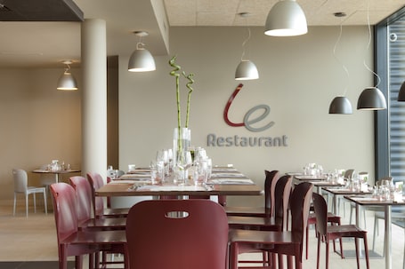 Breakfast and dinner served, French cuisine. Campanile Lyon Est - Aéroport Saint Exupéry