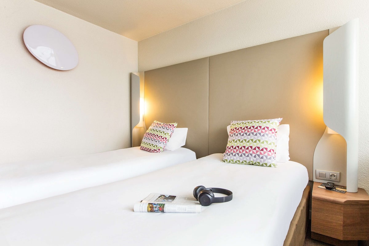 Standard Room, 2 Katil Bujang (Single) | 1 bilik tidur, peralatan tempat tidur premium, meja