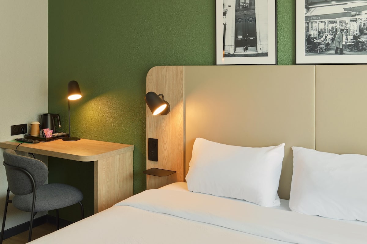 Standardrum - 1 queensize-säng | 1 sovrum, sängtillbehör av högsta kvalitet och skrivbord