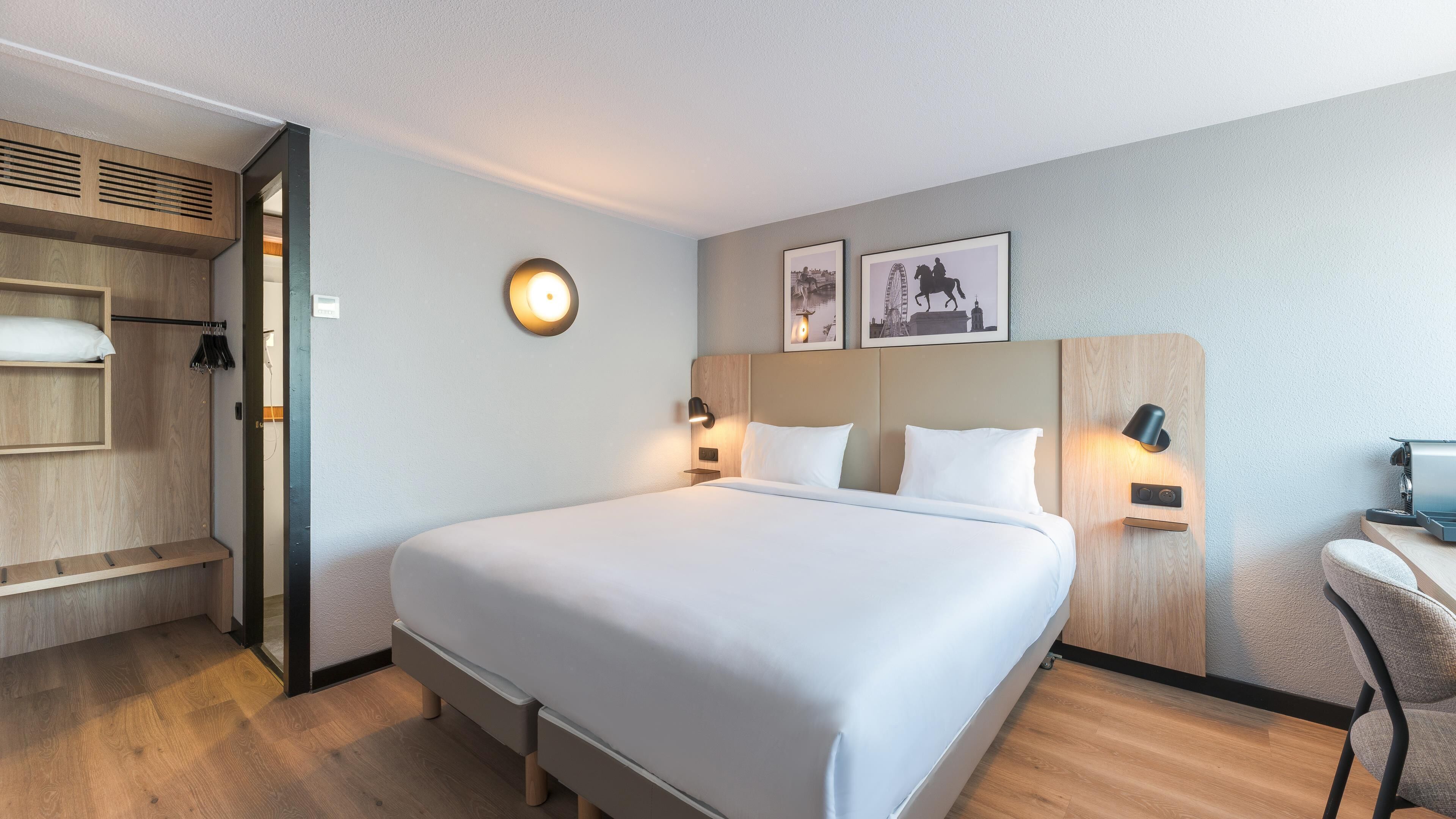 Superior Room, 1 King Bed | 1 bedroom, premium bedding, desk, laptop workspace