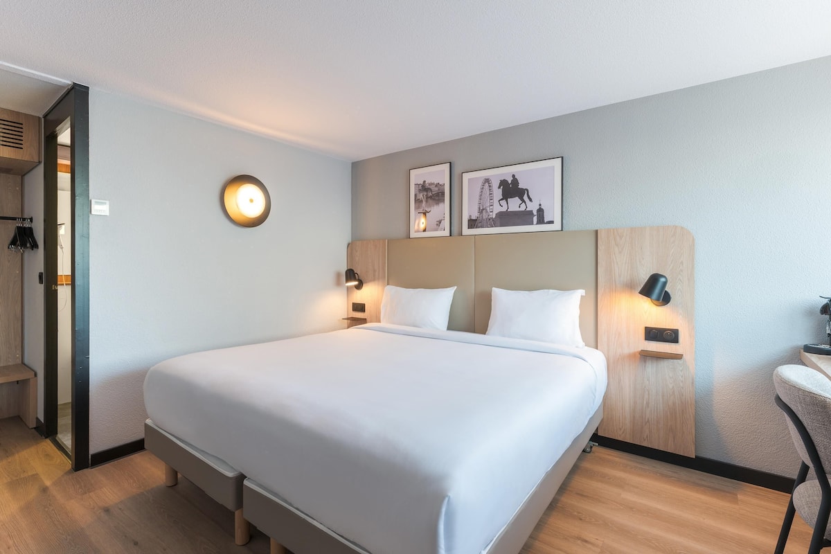 Habitación superior, 1 cama de matrimonio grande | 1 dormitorio, ropa de cama de alta calidad, escritorio