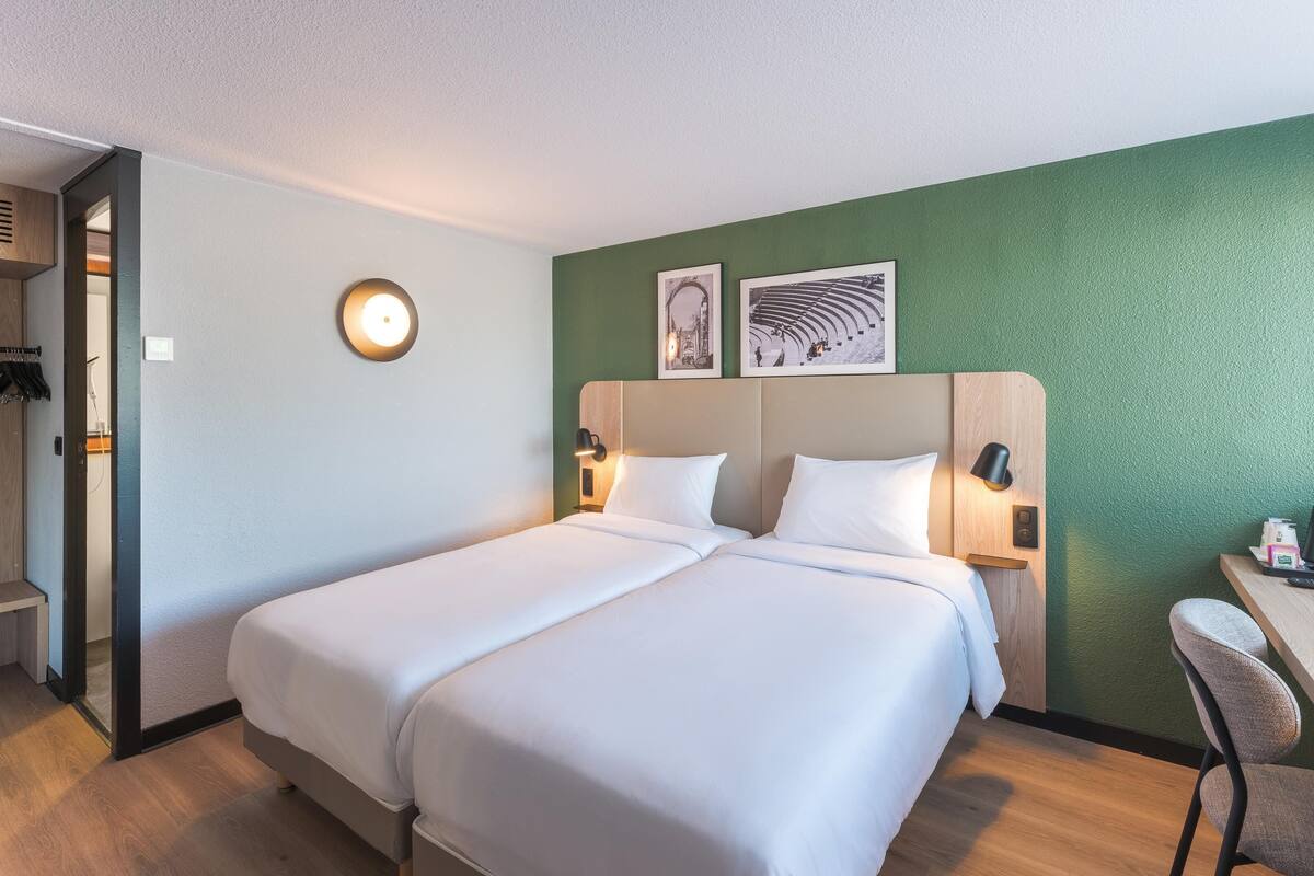 Habitación estándar, 2 camas individuales | 1 dormitorio, ropa de cama de alta calidad, escritorio