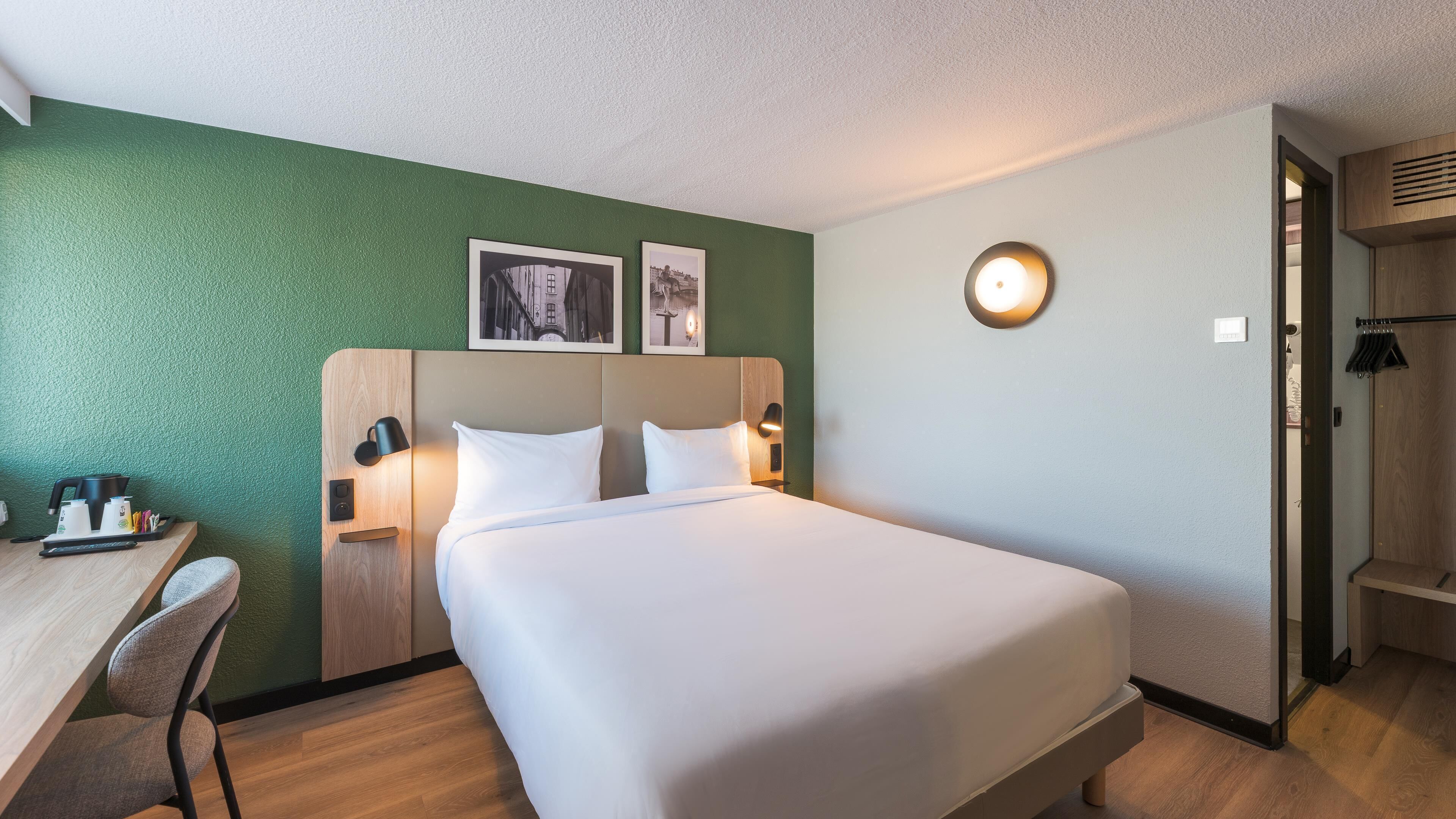 Standard Room, 1 Queen Bed | 1 bedroom, premium bedding, desk, laptop workspace