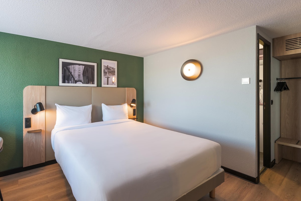 Habitación estándar, 1 cama de matrimonio | 1 dormitorio, ropa de cama de alta calidad, escritorio