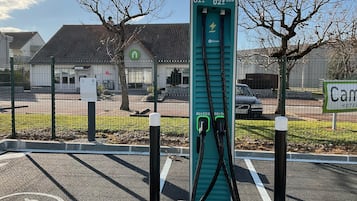 Electric vehicle charging station