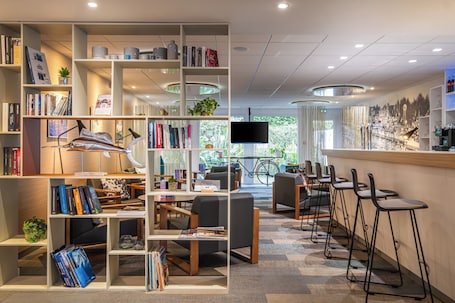 Bar (en la propiedad). Kyriad Le Mans Est