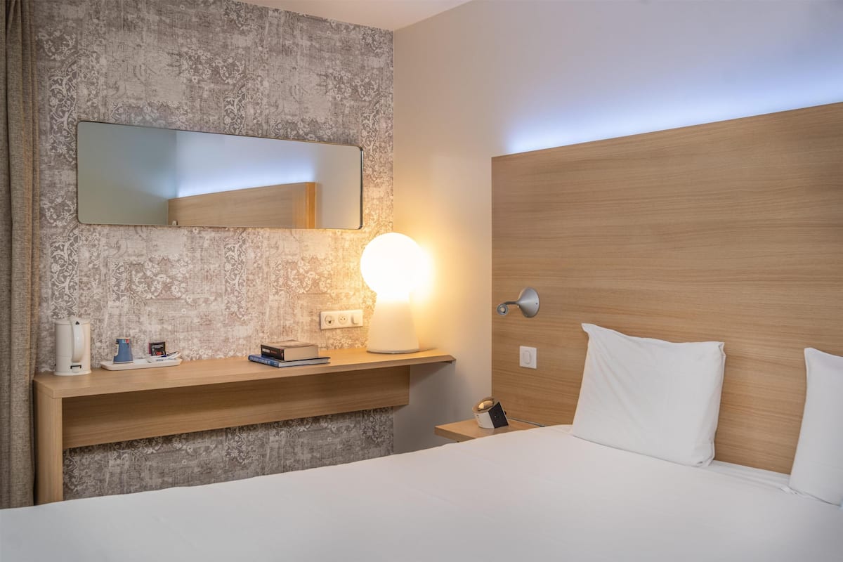 스탠다드룸, 더블침대 1개 | 책상, 암막 커튼, 방음 설비, 다리미/다리미판